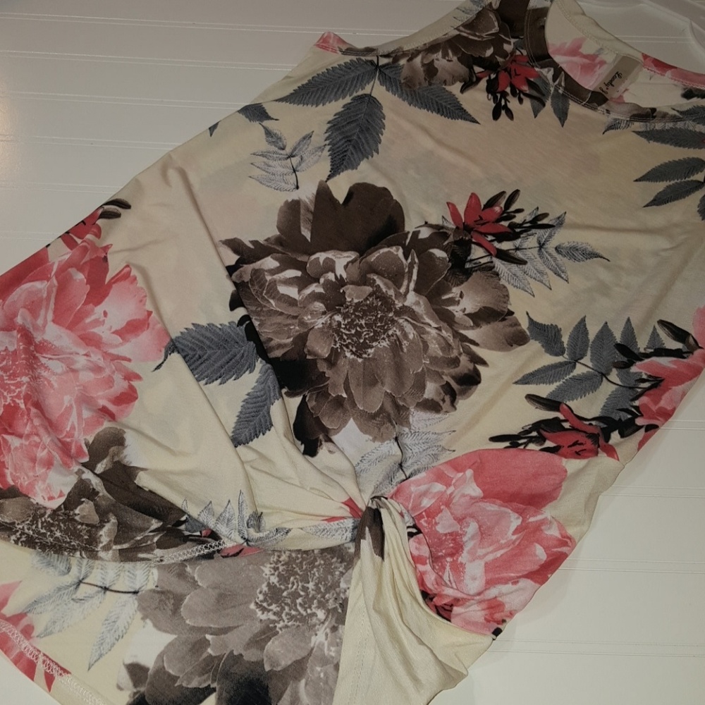 PLUS size Ivory Floral Front Knot Top - Picture 2 of 3